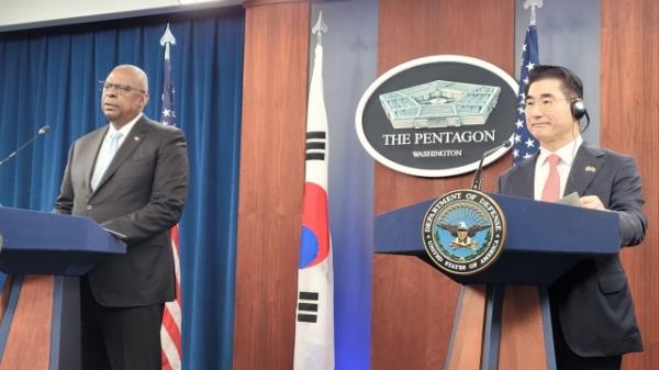 South Korean Defense Minister Kim Yong-hyun (right) and US Defense Secretary Lloyd Austin (right) attend a press co<em></em>nference at the Pentagon near Washington on Tuesday. (Yonhap)