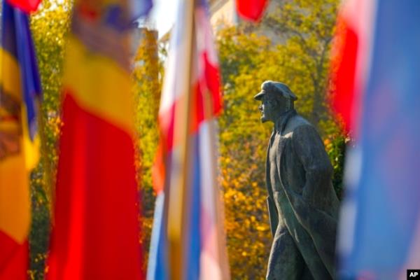 A view of the statue of Lenin next to Moldovan and Gagauz flags, in Comrat, the capital of Gagauzia, an auto<em></em>nomous part of Moldova, Nov. 2, 2024, ahead of a presidential election runoff taking place Nov. 3.