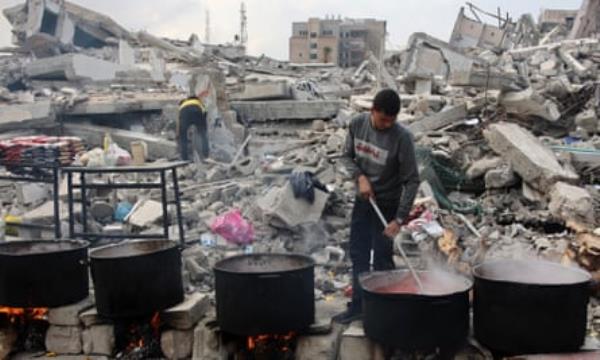 Preparing food in Gaza City. The amount of aid reaching Gaza has fallen drastically.